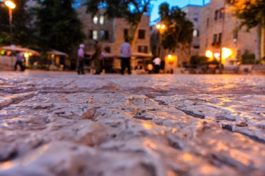 351 Kudüs İsrail 31 Mayıs 2018 akşam Kudüs'ün eski şehri sokakta yürürken bilinmeyenli insan görünümü