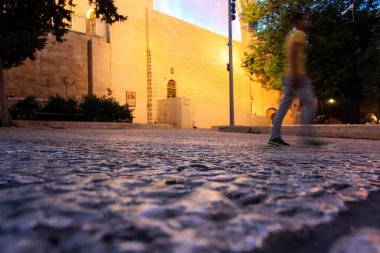 351 Kudüs İsrail 31 Mayıs 2018 akşam Kudüs'ün eski şehri sokakta yürürken bilinmeyenli insan görünümü