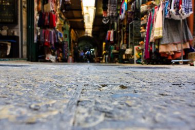 351 Kudüs İsrail 31 Mayıs 2018 akşam Kudüs'ün eski şehri sokakta yürürken bilinmeyenli insan görünümü