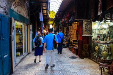 351 Kudüs İsrail 31 Mayıs 2018 akşam Kudüs'ün eski şehri sokakta yürürken bilinmeyenli insan görünümü