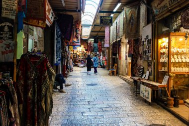 351 Kudüs İsrail 31 Mayıs 2018 akşam Kudüs'ün eski şehri sokakta yürürken bilinmeyenli insan görünümü