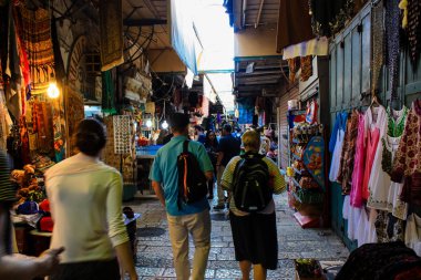 351 Kudüs İsrail 31 Mayıs 2018 akşam Kudüs'ün eski şehri sokakta yürürken bilinmeyenli insan görünümü