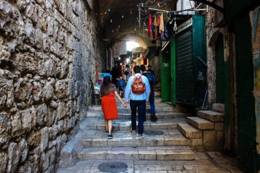 351 Kudüs İsrail 31 Mayıs 2018 akşam Kudüs'ün eski şehri sokakta yürürken bilinmeyenli insan görünümü
