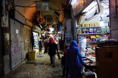 351 Kudüs İsrail 31 Mayıs 2018 akşam Kudüs'ün eski şehri sokakta yürürken bilinmeyenli insan görünümü