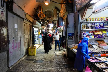 351 Kudüs İsrail 31 Mayıs 2018 akşam Kudüs'ün eski şehri sokakta yürürken bilinmeyenli insan görünümü