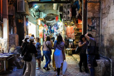 351 Kudüs İsrail 31 Mayıs 2018 akşam Kudüs'ün eski şehri sokakta yürürken bilinmeyenli insan görünümü