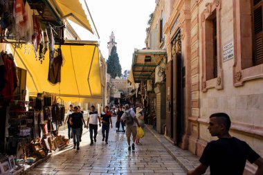 351 Kudüs İsrail 31 Mayıs 2018 akşam Kudüs'ün eski şehri sokakta yürürken bilinmeyenli insan görünümü