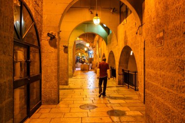 351 Kudüs İsrail 31 Mayıs 2018 akşam Kudüs'ün eski şehri sokakta yürürken bilinmeyenli insan görünümü