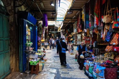 351 Kudüs İsrail 31 Mayıs 2018 akşam Kudüs'ün eski şehri sokakta yürürken bilinmeyenli insan görünümü