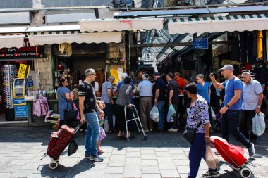 Kudüs İsrail 1 Haziran 2018 ve sabah Kudüs'te Mahane Yehuda markette alışveriş bilinmeyenli insan görünümü