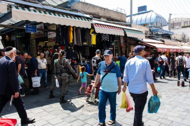 Kudüs İsrail 1 Haziran 2018 ve sabah Kudüs'te Mahane Yehuda markette alışveriş bilinmeyenli insan görünümü