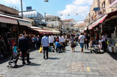 Kudüs İsrail 1 Haziran 2018 ve sabah Kudüs'te Mahane Yehuda markette alışveriş bilinmeyenli insan görünümü