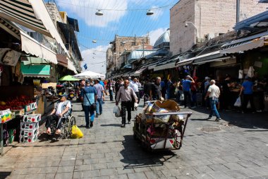 Kudüs İsrail 1 Haziran 2018 ve sabah Kudüs'te Mahane Yehuda markette alışveriş bilinmeyenli insan görünümü