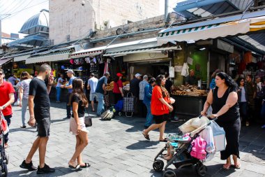 Kudüs İsrail 1 Haziran 2018 ve sabah Kudüs'te Mahane Yehuda markette alışveriş bilinmeyenli insan görünümü