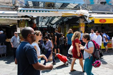 Kudüs İsrail 1 Haziran 2018 ve sabah Kudüs'te Mahane Yehuda markette alışveriş bilinmeyenli insan görünümü