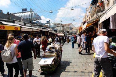 Kudüs İsrail 1 Haziran 2018 ve sabah Kudüs'te Mahane Yehuda markette alışveriş bilinmeyenli insan görünümü