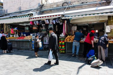 Kudüs İsrail 1 Haziran 2018 ve sabah Kudüs'te Mahane Yehuda markette alışveriş bilinmeyenli insan görünümü