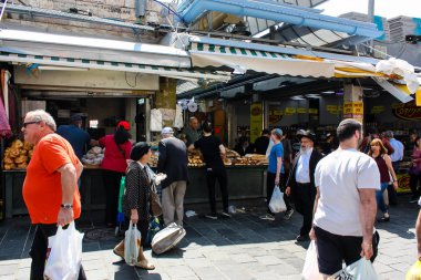 Kudüs İsrail 1 Haziran 2018 ve sabah Kudüs'te Mahane Yehuda markette alışveriş bilinmeyenli insan görünümü