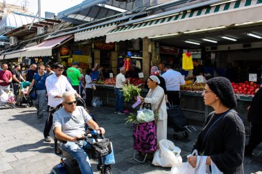 Kudüs İsrail 1 Haziran 2018 ve sabah Kudüs'te Mahane Yehuda markette alışveriş bilinmeyenli insan görünümü