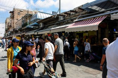 Kudüs İsrail 1 Haziran 2018 ve sabah Kudüs'te Mahane Yehuda markette alışveriş bilinmeyenli insan görünümü