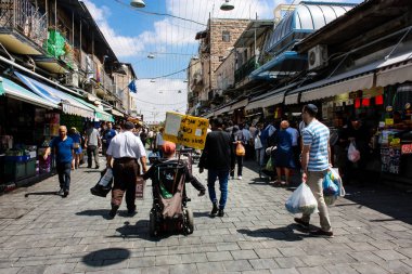 Kudüs İsrail 1 Haziran 2018 ve sabah Kudüs'te Mahane Yehuda markette alışveriş bilinmeyenli insan görünümü