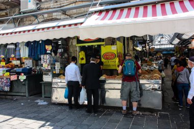 Kudüs İsrail 1 Haziran 2018 ve sabah Kudüs'te Mahane Yehuda markette alışveriş bilinmeyenli insan görünümü