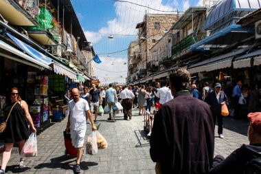 Kudüs İsrail 1 Haziran 2018 ve sabah Kudüs'te Mahane Yehuda markette alışveriş bilinmeyenli insan görünümü