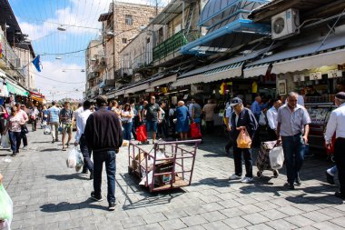 Kudüs İsrail 1 Haziran 2018 ve sabah Kudüs'te Mahane Yehuda markette alışveriş bilinmeyenli insan görünümü