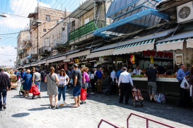 Kudüs İsrail 1 Haziran 2018 ve sabah Kudüs'te Mahane Yehuda markette alışveriş bilinmeyenli insan görünümü
