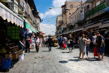 Kudüs İsrail 1 Haziran 2018 ve sabah Kudüs'te Mahane Yehuda markette alışveriş bilinmeyenli insan görünümü