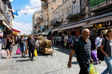 Kudüs İsrail 1 Haziran 2018 ve sabah Kudüs'te Mahane Yehuda markette alışveriş bilinmeyenli insan görünümü