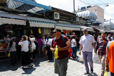 Kudüs İsrail 1 Haziran 2018 ve sabah Kudüs'te Mahane Yehuda markette alışveriş bilinmeyenli insan görünümü