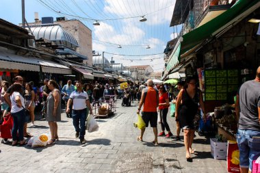 Kudüs İsrail 1 Haziran 2018 ve sabah Kudüs'te Mahane Yehuda markette alışveriş bilinmeyenli insan görünümü