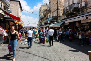 Kudüs İsrail 1 Haziran 2018 ve sabah Kudüs'te Mahane Yehuda markette alışveriş bilinmeyenli insan görünümü