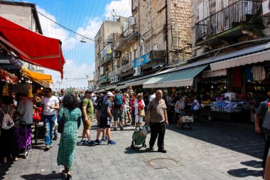 Kudüs İsrail 1 Haziran 2018 ve sabah Kudüs'te Mahane Yehuda markette alışveriş bilinmeyenli insan görünümü