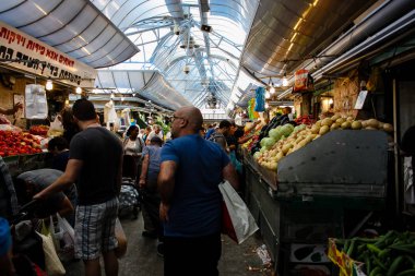 Kudüs İsrail 1 Haziran 2018 ve sabah Kudüs'te Mahane Yehuda markette alışveriş bilinmeyenli insan görünümü