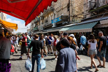 Kudüs İsrail 1 Haziran 2018 ve sabah Kudüs'te Mahane Yehuda markette alışveriş bilinmeyenli insan görünümü