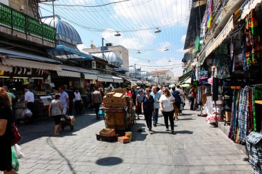 Kudüs İsrail 1 Haziran 2018 ve sabah Kudüs'te Mahane Yehuda markette alışveriş bilinmeyenli insan görünümü