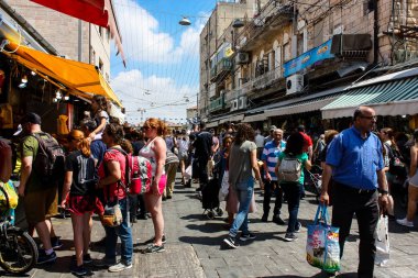 Kudüs İsrail 1 Haziran 2018 ve sabah Kudüs'te Mahane Yehuda markette alışveriş bilinmeyenli insan görünümü