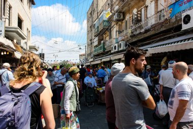 Kudüs İsrail 1 Haziran 2018 ve sabah Kudüs'te Mahane Yehuda markette alışveriş bilinmeyenli insan görünümü