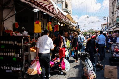 Kudüs İsrail 1 Haziran 2018 ve sabah Kudüs'te Mahane Yehuda markette alışveriş bilinmeyenli insan görünümü