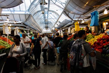 Kudüs İsrail 1 Haziran 2018 ve sabah Kudüs'te Mahane Yehuda markette alışveriş bilinmeyenli insan görünümü
