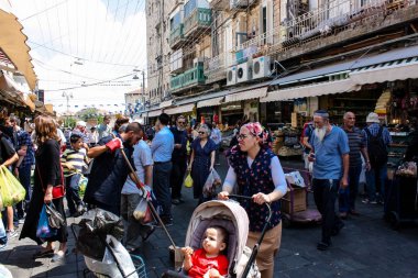 Kudüs İsrail 1 Haziran 2018 ve sabah Kudüs'te Mahane Yehuda markette alışveriş bilinmeyenli insan görünümü