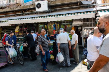 Kudüs İsrail 1 Haziran 2018 ve sabah Kudüs'te Mahane Yehuda markette alışveriş bilinmeyenli insan görünümü