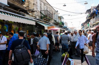 Kudüs İsrail 1 Haziran 2018 ve sabah Kudüs'te Mahane Yehuda markette alışveriş bilinmeyenli insan görünümü