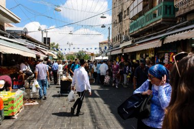 Kudüs İsrail 1 Haziran 2018 ve sabah Kudüs'te Mahane Yehuda markette alışveriş bilinmeyenli insan görünümü