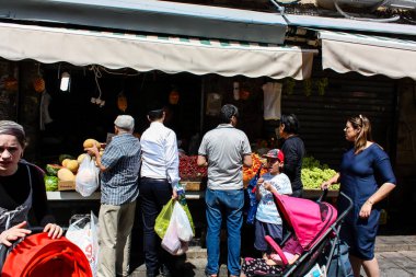 Kudüs İsrail 1 Haziran 2018 ve sabah Kudüs'te Mahane Yehuda markette alışveriş bilinmeyenli insan görünümü