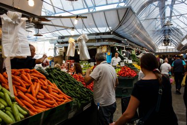 Kudüs İsrail 1 Haziran 2018 ve sabah Kudüs'te Mahane Yehuda markette alışveriş bilinmeyenli insan görünümü