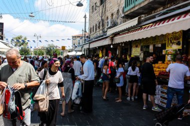 Kudüs İsrail 1 Haziran 2018 ve sabah Kudüs'te Mahane Yehuda markette alışveriş bilinmeyenli insan görünümü