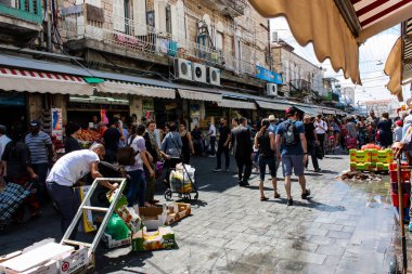 Kudüs İsrail 1 Haziran 2018 ve sabah Kudüs'te Mahane Yehuda markette alışveriş bilinmeyenli insan görünümü